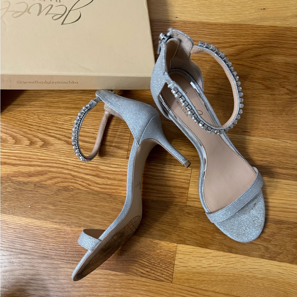Jewel badgley mischka silver glitter ankle heels